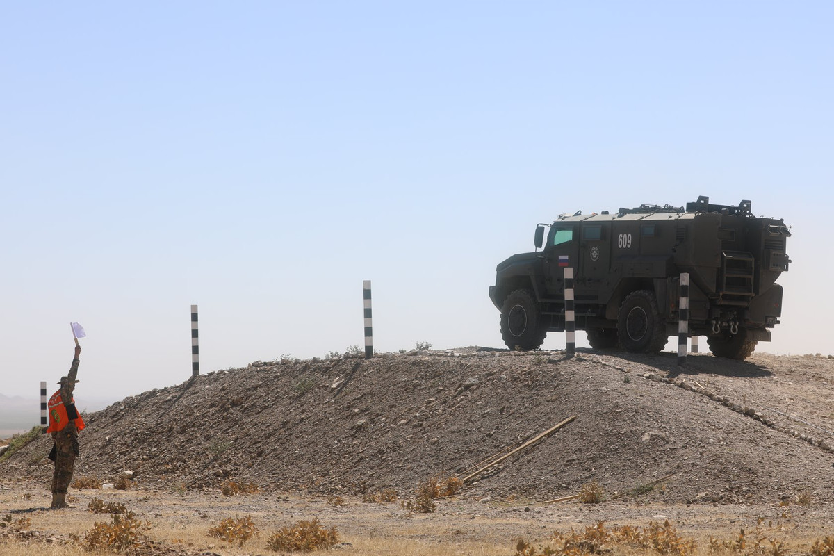 Thế mà, dù chỉ có 1 giờ để làm quen xe trước khi bước vào thi đấu, các chiến sĩ Quân y việt Nam đều hoàn thành bài thi an toàn. Dù kết quả chưa được như kỳ vọng nhưng các VĐV Đội tuyển Tiếp sức quân y đã làm nên một thành tích khác, đó là vượt qua chính mình. Ảnh: Bộ Quốc phòng Nga