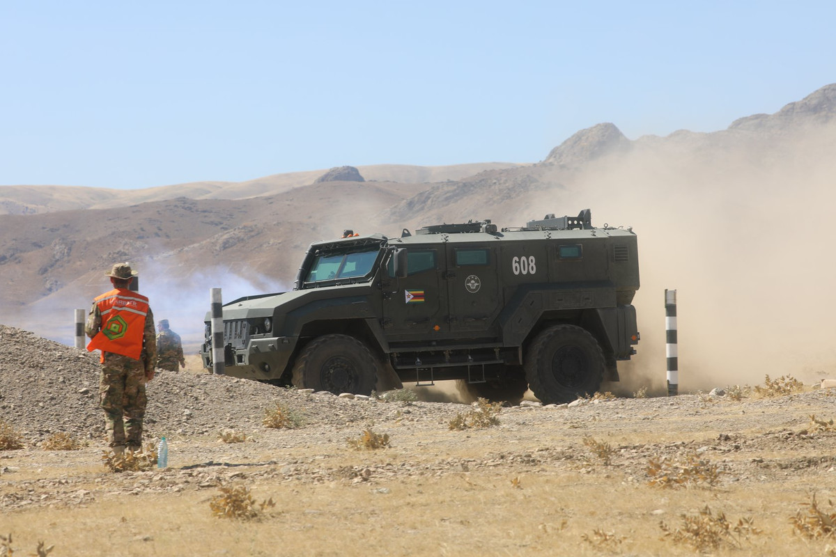 Typhoon-K Kamaz-53949 trang bị động cơ diesel Cummins 6ISBe 350-P6 với hộp số tự động cho tốc độ tối đa trên đường bằng 100km/h, dự trữ hành trình 1.000km, xe có khả năng vượt dốc cao hoặc nhiều loại địa hình khác, có thể lội sâu 1,5m nước không cần chuẩn bị. Ảnh: Bộ Quốc phòng Nga