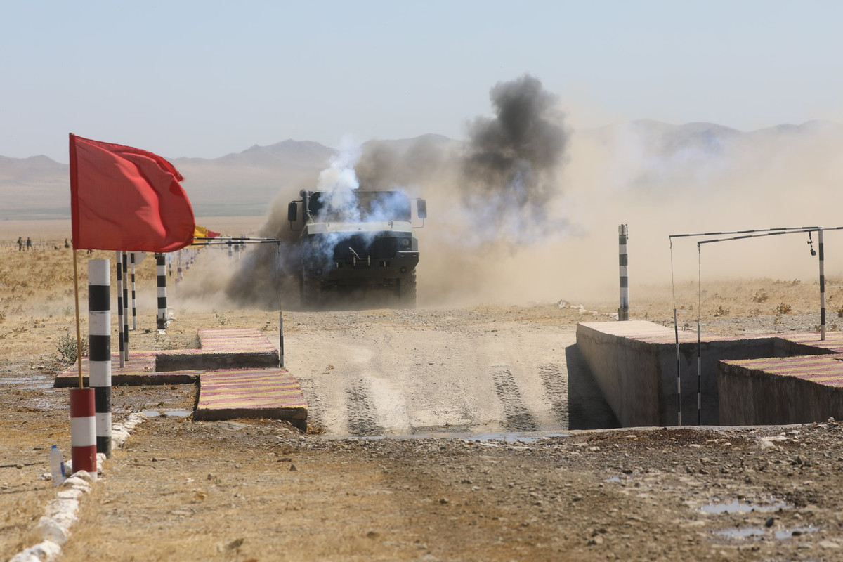 Đồng thời việc vận hành dòng xe thiết giáp mới tinh, chưa bao giờ được tiếp cận với thời gian học lái có 1 giờ cho thấy khả năng tiếp thu học hỏi cực nhanh của bộ đội Việt Nam nói riêng, người dân Việt Nam nói chung. Ảnh: Bộ Quốc phòng Nga