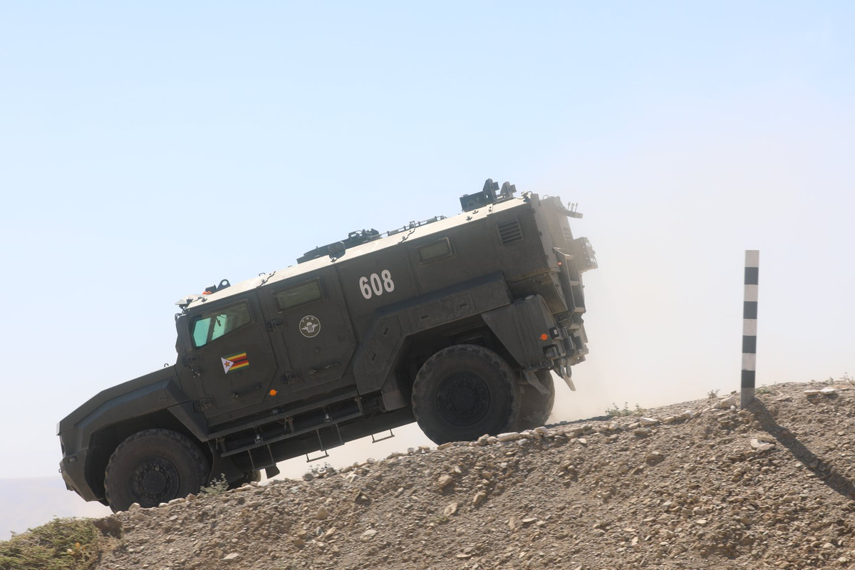 Tiêu chuẩn bảo vệ của dòng xe Kamaz-53949 được xếp vào chuẩn STANAG 4569 Level III cho phép kháng cự các loại mìn chống tăng, mìn bộ binh cũng như thiết bị nổ tự tạo. Ảnh: Bộ Quốc phòng Nga