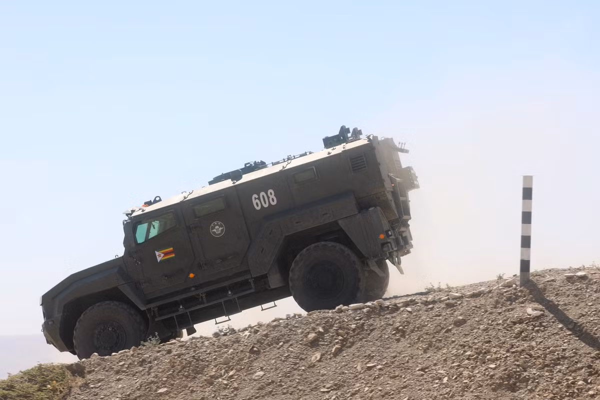 Tiêu chuẩn bảo vệ của dòng xe Kamaz-53949 được xếp vào chuẩn STANAG 4569 Level III cho phép kháng cự các loại mìn chống tăng, mìn bộ binh cũng như thiết bị nổ tự tạo. Ảnh: Bộ Quốc phòng Nga