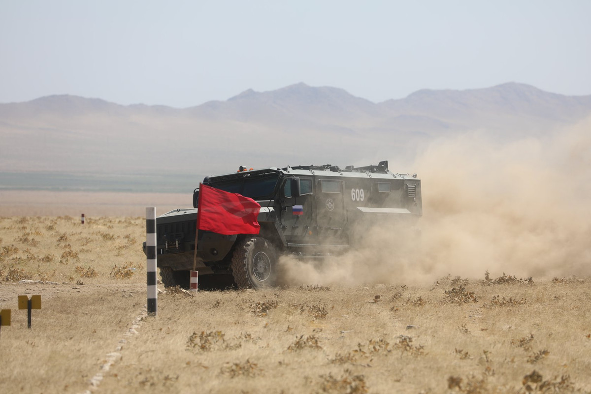 Typhoon-K Kamaz-53949 có chiều dài 6,7m, rộng 2,5m, cao 2,8m với trọng lượng 13,7 tấn, tải trọng 2 tấn. Nó được thiết kế cho nhiệm vụ chở bộ binh và hàng hóa qua khu vực có bãi mìn. Ngoài ra, nó có thể cấu hình lại cho nhiệm vụ chỉ huy, cấp cứu và hậu cần... Ảnh: Bộ Quốc phòng Nga