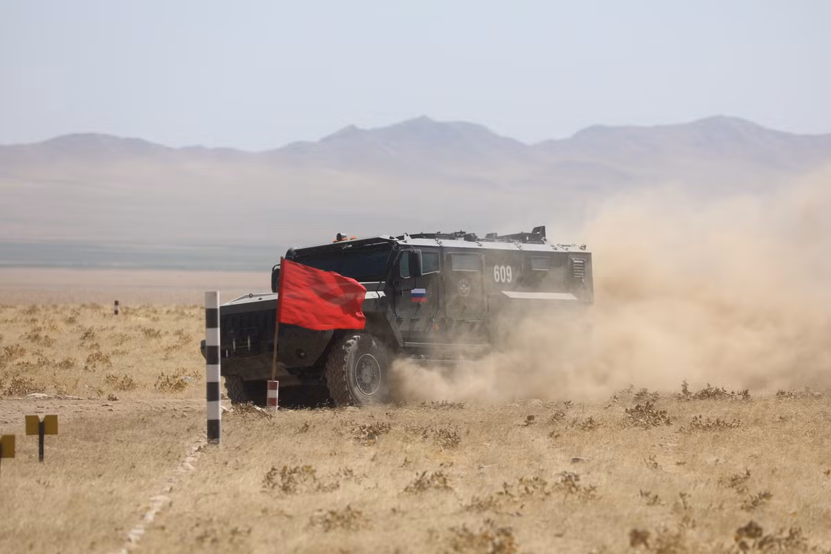 Typhoon-K Kamaz-53949 có chiều dài 6,7m, rộng 2,5m, cao 2,8m với trọng lượng 13,7 tấn, tải trọng 2 tấn. Nó được thiết kế cho nhiệm vụ chở bộ binh và hàng hóa qua khu vực có bãi mìn. Ngoài ra, nó có thể cấu hình lại cho nhiệm vụ chỉ huy, cấp cứu và hậu cần... Ảnh: Bộ Quốc phòng Nga