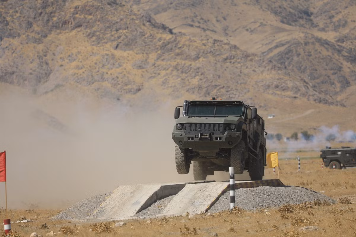 Cho nên việc Uzbekistan đem Typhoon-K vào phần thi quân y chứng tỏ “độ chịu chơi” của quốc gia này vì dẫu sao đây là dòng xe mới. Mà thi đấu thể thao quân sự không tránh khỏi việc phương tiện có thể bị hư hỏng, và chủ nhà phải chịu toàn bộ chi phí sửa chữa. Ảnh: Bộ Quốc phòng Nga