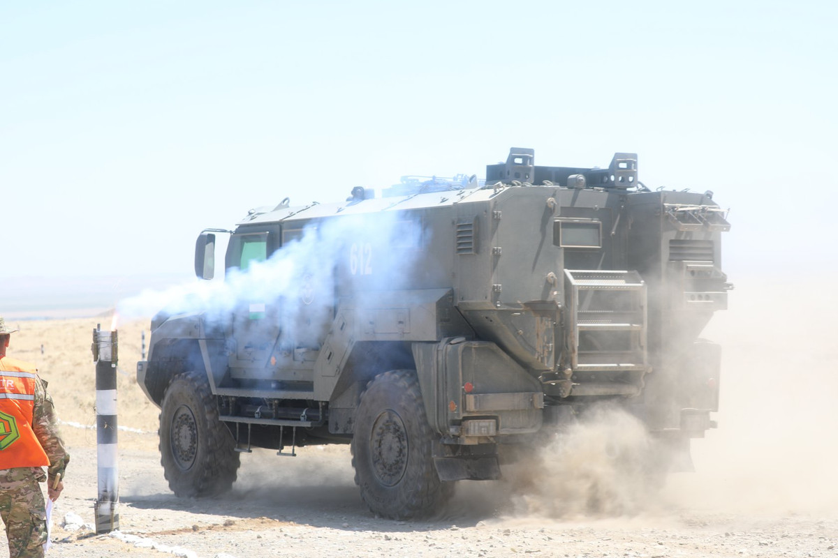 Kíp lái của xe gồm 2 người, chở được thêm 8 binh sĩ hoặc thương binh hoặc hàng hóa. Phiên bản chở quân của dòng xe trang bị giá điều khiển vũ khí tự động lắp đại liên 12,7-14,5mm. Tuy nhiên, phiên bản xe cấp cứu tham gia hội thao thì không có vũ khí này. Ảnh: Bộ Quốc phòng Nga