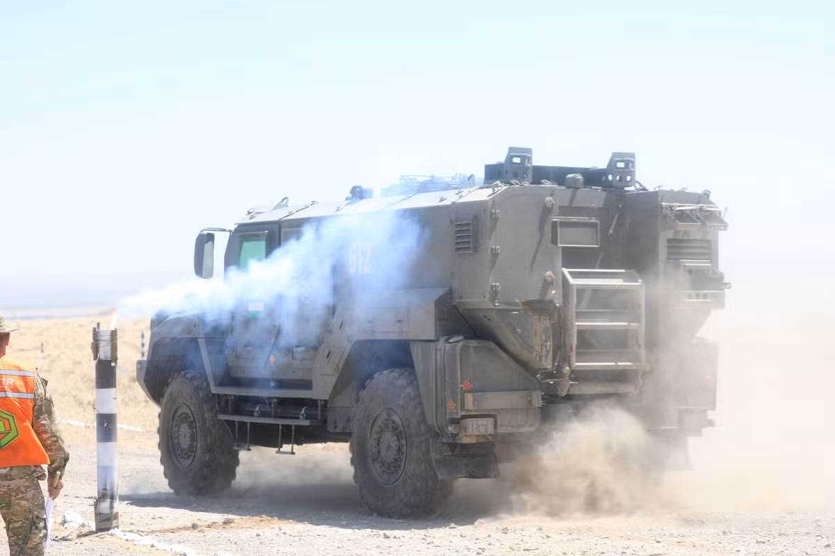 Kíp lái của xe gồm 2 người, chở được thêm 8 binh sĩ hoặc thương binh hoặc hàng hóa. Phiên bản chở quân của dòng xe trang bị giá điều khiển vũ khí tự động lắp đại liên 12,7-14,5mm. Tuy nhiên, phiên bản xe cấp cứu tham gia hội thao thì không có vũ khí này. Ảnh: Bộ Quốc phòng Nga