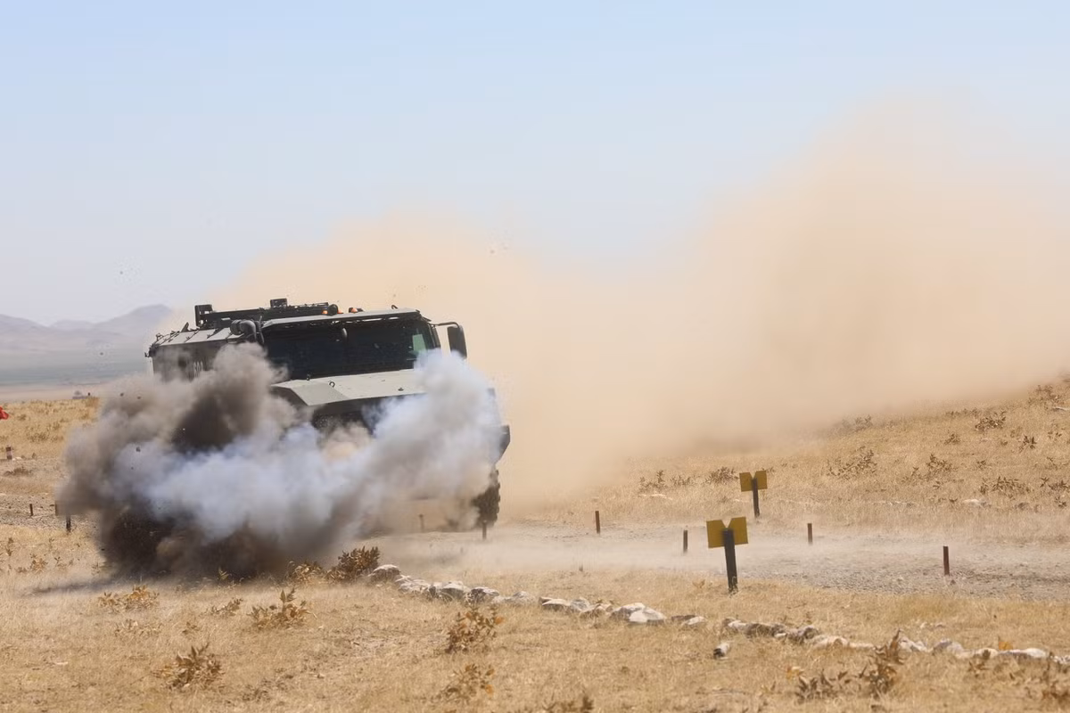 Căn cứ hình ảnh của Bộ Quốc phòng Nga, chúng ta được thi đấu trên phiên bản xe thiết giáp kháng mìn Typhoon-K Kamaz-53949 4x4 bánh do Remdiesel - công ty con của KAMAZ sản xuất theo yêu cầu của lực lượng vũ trang của Nga và thế giới. Ảnh: Bộ Quốc phòng Nga