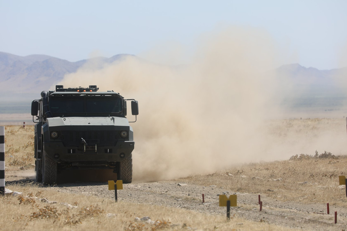 Theo báo Quân đội Nhân dân, ngày 10/8, đội tuyển Quân y Việt Nam thi đấu nội dung lái xe giỏi trên xe thiết giáp Typhoon-K trong nội dung “Tiếp sức Quân y”. Đây là loại xe mà Việt Nam chưa được biên chế và cũng như không có loại tương tự để tập luyện. Ảnh: Bộ Quốc phòng Nga