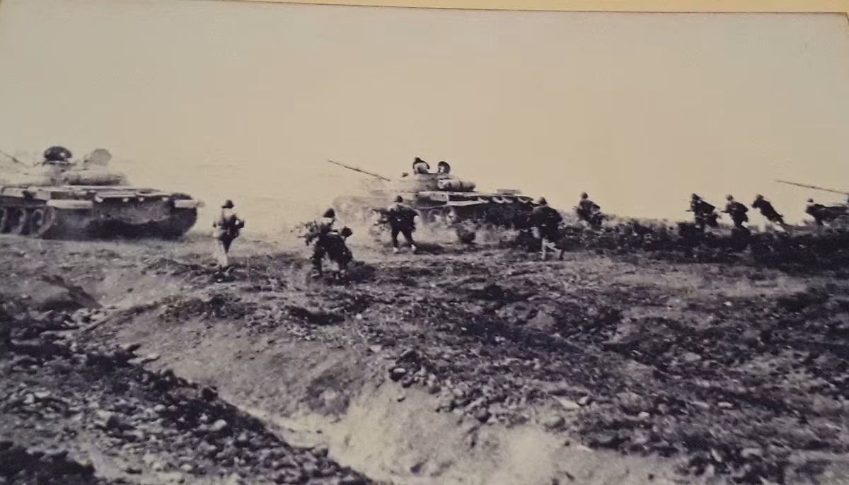 Dẫu vậy, trong một chuyến thăm tới Bảo tàng Binh chủng Tăng – Thiết giáp mới đây, PV Kiến Thức đã chụp lại được bức ảnh tư liệu rất hiếm có T-62 tham gia diễn tập hiệp đồng. Bức ảnh chỉ có nội dung đơn giản “bộ đội thiết thiết giáp tham gia diễn tập hiệp đồng”, tuy nhiên nhờ vào hình dáng tháp pháo và đặc biệt là nòng pháo 115mm với bọng hút khói ở 2/3 thân nòng cho thấy đây chính xác là T-62.