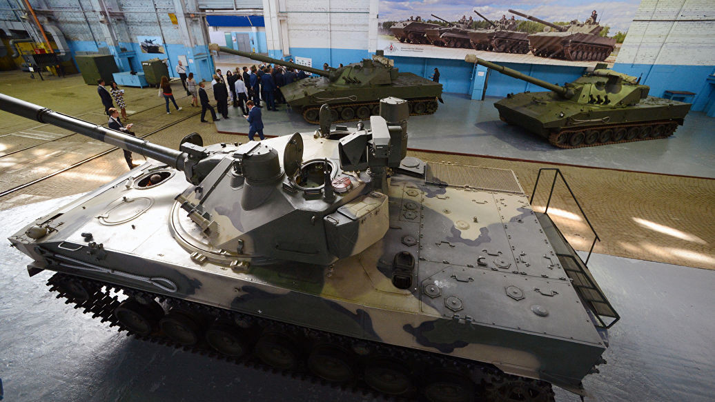 "Hôm nay (5/6), lần đầu tiên chúng tôi đã giới thiệu nguyên mẫu pháo tự hành Lotos. Hiện tại khẩu pháo đã được trang bị đầy đủ, sẵn sàng hoạt động ở chế độ thủ công. Trong tương lai gần, việc phát triển phần mềm cho hệ thống điều khiển hỏa lực sẽ bắt đầu", Giám đốc công nghiệp của Tập đoàn Rostec cho biết. Nguồn ảnh: Tech2.org