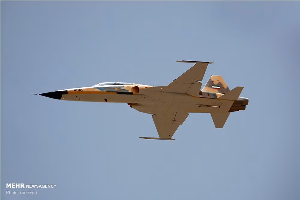 Hiện chưa có tham số kỹ thuật chính thức của Kosar, nhưng nếu Iran chỉ cần làm cho nó tương đương F-5 cũng đã là thành công lắm rồi. F-5 có tốc độ bay tối đa 1.740km/h tức Mach 1,63, trần bay 15.800m, tốc độ leo cao 175m/s, tải trọng vũ khí 3,2 tấn. Ảnh: MEHR