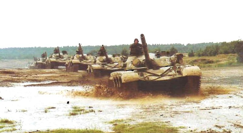Các xe tăng T-72 của Ba Lan thuộc 3 phiên bản gồm: T-72M; T-72M1 và T-71M1K. Cả ba phiên bản này đều không có giáp phản ứng nổ ERA, bị hạ cấp hệ thống điều khiển hỏa lực so với xe nội địa của Liên Xô. Nguồn ảnh: Wikipedia