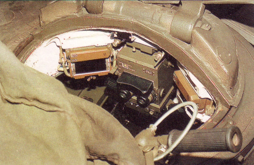 Theo Bộ trưởng Quốc phòng Mariusz Blaszczak, các xe tăng T-72 hiện đại hóa sẽ được cải tiến hệ thống kính ngắm; khí tài trinh sát và hệ thống liên lạc kỹ thuật số tiên tiến. Như vậy, các hạng mục nâng cấp có lẽ chỉ tập trung vào cải thiện hệ thống điều khiển hỏa lực của T-72. Nguồn ảnh: Wikipedia