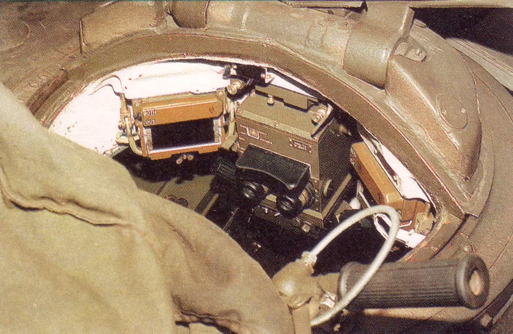 Theo Bộ trưởng Quốc phòng Mariusz Blaszczak, các xe tăng T-72 hiện đại hóa sẽ được cải tiến hệ thống kính ngắm; khí tài trinh sát và hệ thống liên lạc kỹ thuật số tiên tiến. Như vậy, các hạng mục nâng cấp có lẽ chỉ tập trung vào cải thiện hệ thống điều khiển hỏa lực của T-72. Nguồn ảnh: Wikipedia