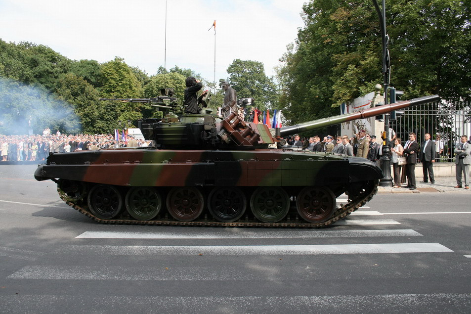 Thế mà nay, tình hình đang thay đổi, không hiểu sao Ba Lan quyết định chi tới nửa tỷ USD để hiện đại hóa hàng trăm xe tăng T-72M1. Phải chăng Leopard 2A4 là không đáng tin cậy, hay Ba Lan cần nhiều xe tăng hơn để đối phó với Nga? Nguồn ảnh: Wikipedia