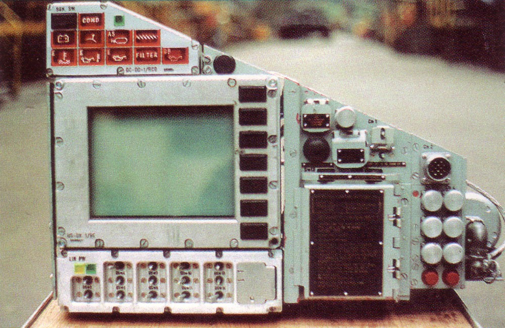 PT-91 Twardy trang bị hệ thống điều khiển hỏa lực Drawa với kính ngắm ngày - đêm của Israel; hệ thống ngắm và quan sát ngày - đêm dành cho chỉ huy xe POD-72; máy tính đường đạn; đo xa laser... cho phép tăng độ chính xác của từng phát bắn trong mọi điều kiện thời tiết. Nguồn ảnh: Wikipedia