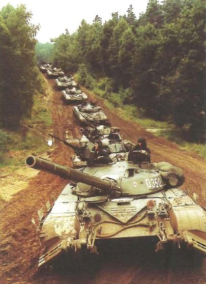 Ba Lan bắt đầu được trang bị xe tăng T-72 từ đầu những năm 1980. Có một điều lưu tâm rằng, chỉ có một phần nhỏ T-72 được Liên Xô viện trợ trực tiếp, phần còn lại đa số được sản xuất tại Ba Lan theo giấy phép của phía Liên Xô. Và dây chuyển chế tạo dòng xe tăng này nằm tại chính nhà máy Bumar-Labedy - nơi chịu trách nhiệm thực hiện hợp đồng nửa tỷ USD vừa ký. Nguồn ảnh: Wikipedia