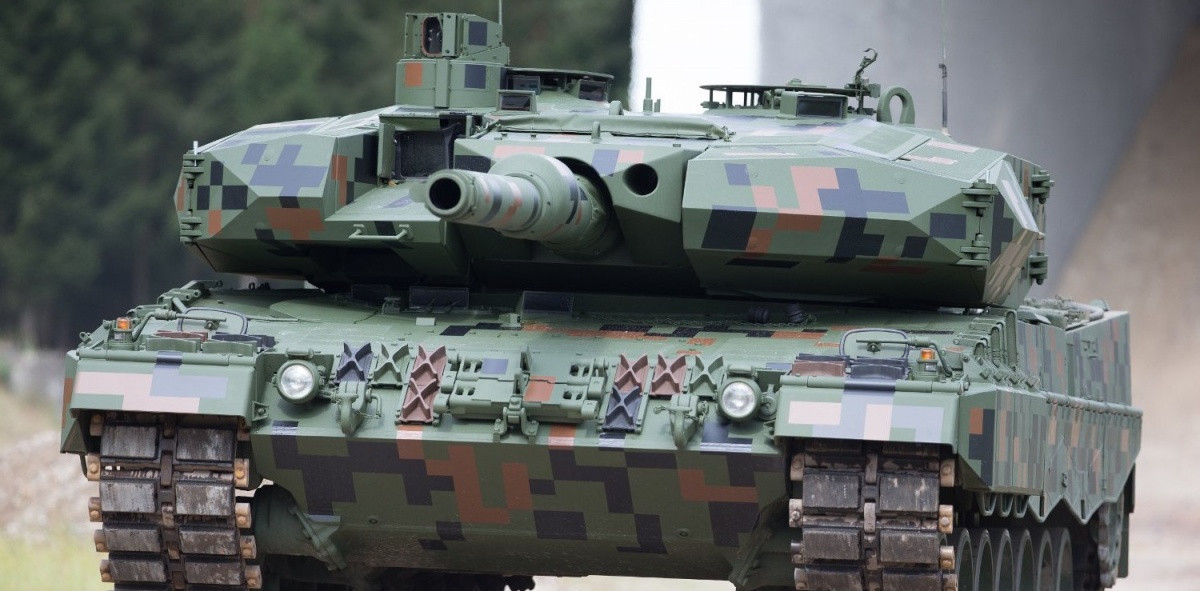 Kể cả với lực lượng xe tăng – thiết giáp, Ba Lan đã mua khoảng 250 xe tăng chiến đấu chủ lực Leopard 2A4 và Leopard 2A5 từ Đức. Khi số tăng này được chuyển giao, họ đã “tiễn” hơn 200 xe tăng T-72 của Liên Xô (cũ) vào các kho niêm cất bảo quản lâu dài. Nguồn ảnh: Wikipedia