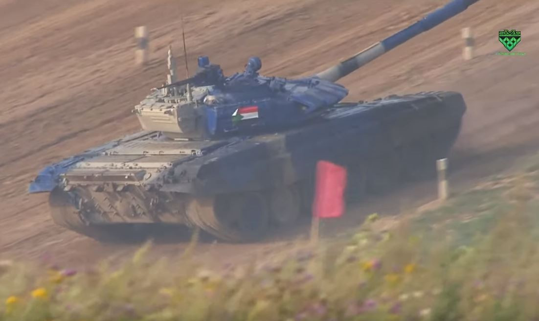 ...tới đây chiếc xe tăng T-72 của Sudan chết máy hoàn toàn và tụt dốc nằm chết một chỗ. Phải mất nhiều phút, kíp lái Sudan mới nhận được xe mới để tiếp tục cuộc thi. Nguồn ảnh: Tzvezda