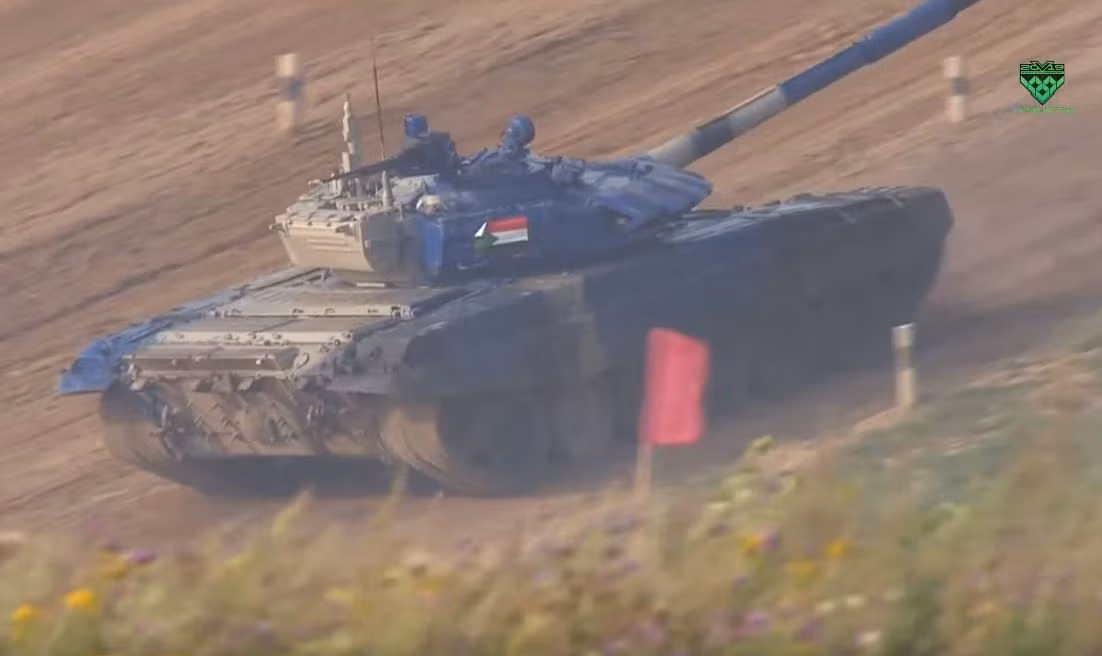 ...tới đây chiếc xe tăng T-72 của Sudan chết máy hoàn toàn và tụt dốc nằm chết một chỗ. Phải mất nhiều phút, kíp lái Sudan mới nhận được xe mới để tiếp tục cuộc thi. Nguồn ảnh: Tzvezda