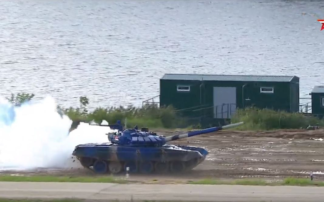 Trong ảnh, xe tăng T-72B3 đội Sudan sau khi vượt chướng ngại hồ nước bốc khói trắng mù mịt – dấu hiệu động cơ gặp vận đề. Nguồn ảnh: Tzvezda