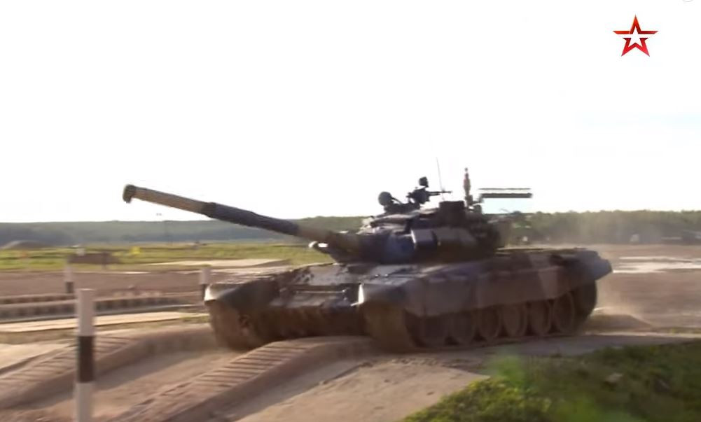 Trong ảnh, T-72B3 Sudan chạy lệnh chướng ngại vật “sống trâu” dẫn tới bị phạt thêm số phút. Nguồn ảnh: Tzvezda