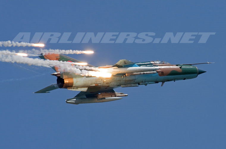 Nhìn chung, trong không chiến một chọi một, MiG-21 có khả năng hạ gục được F-16 trong trận chiến ở cự ly gần. Tất nhiên là còn tùy thuộc phần lớn vào phi công MiG-21 đủ kinh nghiệm, bình tĩnh, mưu mẹo và may mắn. Nguồn ảnh: Airliners.net