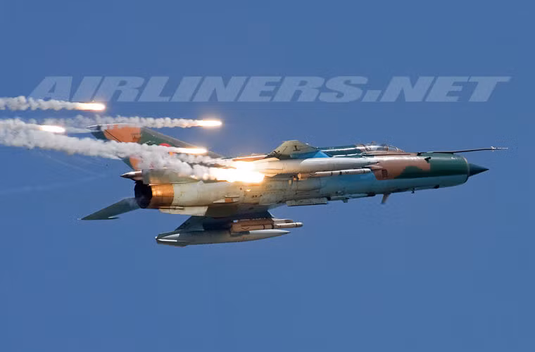 Nhìn chung, trong không chiến một chọi một, MiG-21 có khả năng hạ gục được F-16 trong trận chiến ở cự ly gần. Tất nhiên là còn tùy thuộc phần lớn vào phi công MiG-21 đủ kinh nghiệm, bình tĩnh, mưu mẹo và may mắn. Nguồn ảnh: Airliners.net