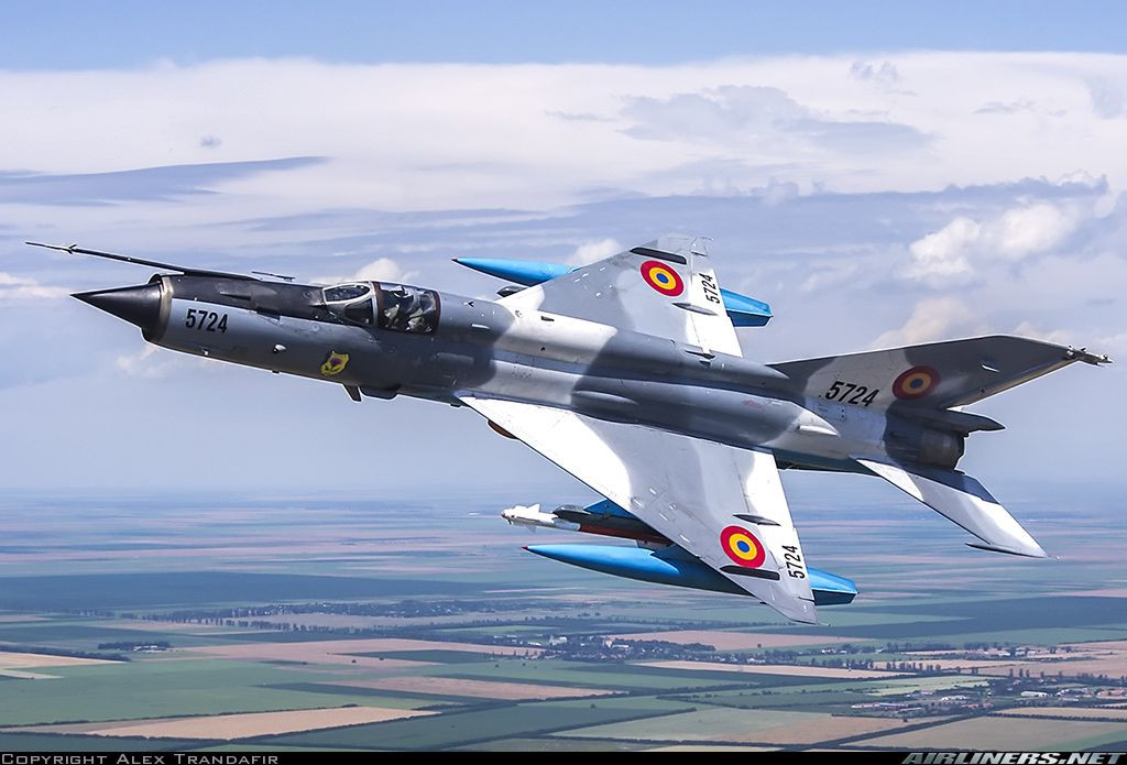 Trong khi ở hướng ngược lại, MiG-21 LanceR được trang bị radar EL/M-2032 của Israel có tầm trinh sát phát hiện mục tiêu trên không tối đa chỉ 80km. Nguồn ảnh: Airliners.net