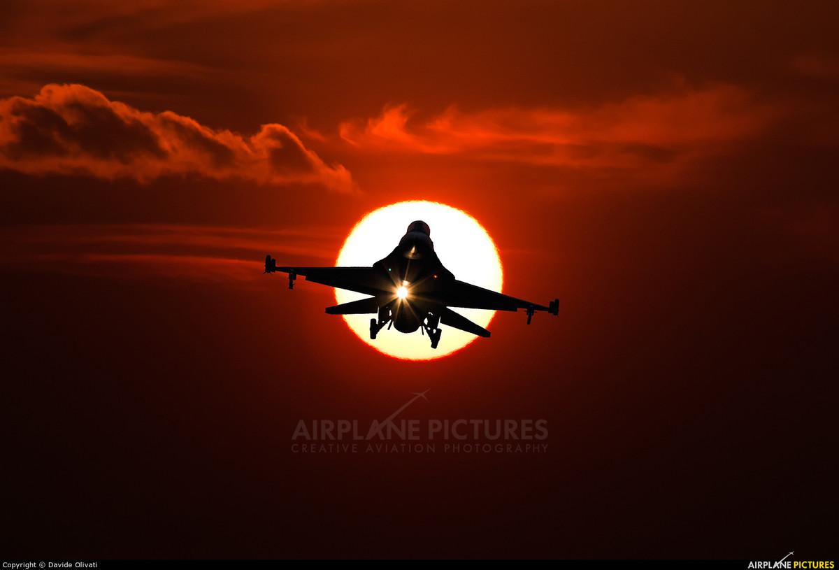 Theo Bộ tư lệnh Không quân Mỹ tại châu Âu, các máy bay F-16C và phi hành đoàn thuộc Liên đoàn tiêm kích 301 (đóng ở căn cứ liên hợp Fort Worth, Texas) sẽ tham gia cuộc tập trận chung với máy bay tiêm kích MiG-21 của Romania trong khuôn khổ "tập trận Giải pháp Atlantic". Nguồn ảnh: Airplane Pictures