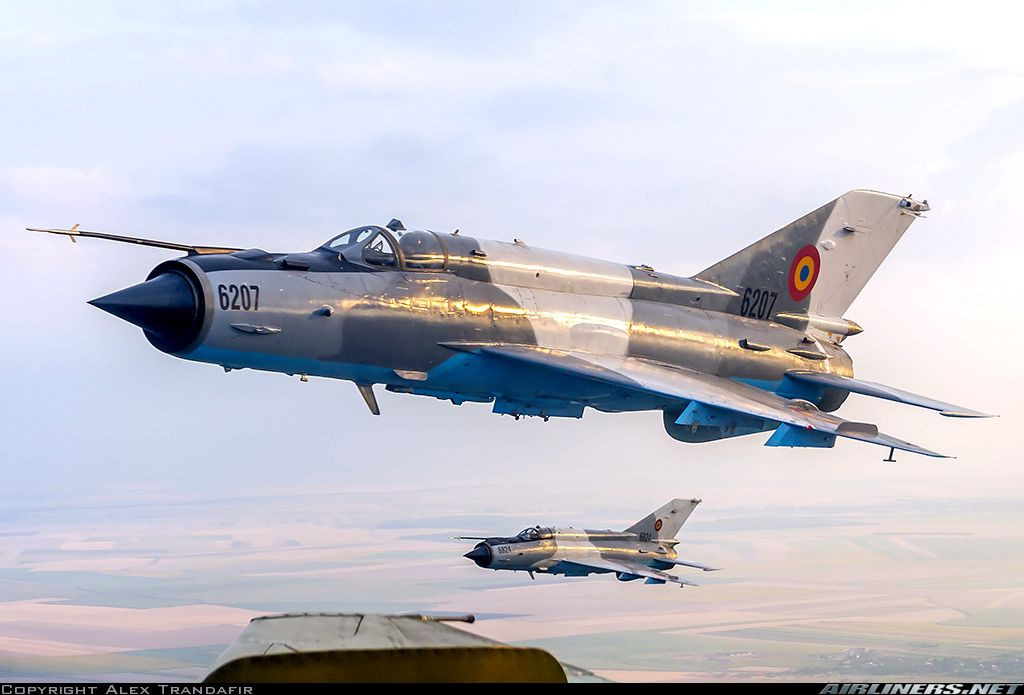 Nói chung, về cơ động thì MiG-21 đạt mức gần tương đương F-16, nhưng mọi thứ còn lại thì thua xa hoàn toàn. Thế nên, xem ra nếu muốn đánh bại F-16, một là MiG-21 phải chiếm số đông, hoặc phi công đó phải là một người cực giỏi + may mắn. Nguồn ảnh: Airliners.net