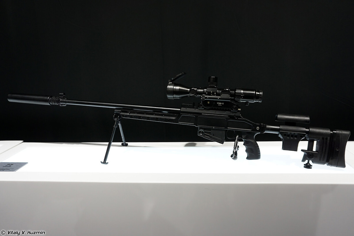Trong ảnh là súng bắn tỉa SV-98 do Izhmash thiết kế để tấn công nhiều loại mục tiêu khác nhau trong phạm vi 1.000m. Đặc điểm chính của SV-98 chính là nòng súng được gắn một cách tự do vào thân súng giúp gia tăng độ chính xác cũng như được mạ crôm. Hệ thống khóa nòng của SV-98 có thể trượt và xoay với ba móc khóa cố định viên đạn vào vị trí chính giữa khoang chứa đạn. Nguồn ảnh: Vitaly-Kuzmin