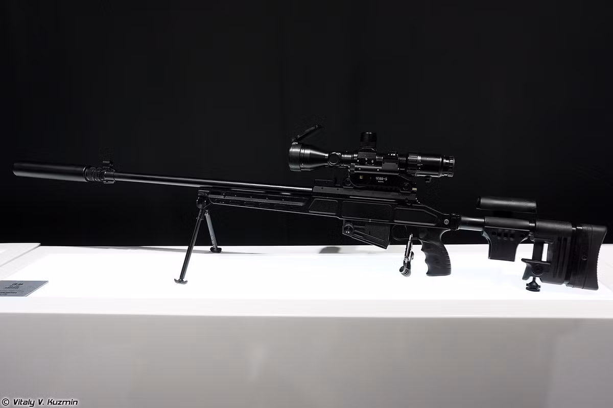 Trong ảnh là súng bắn tỉa SV-98 do Izhmash thiết kế để tấn công nhiều loại mục tiêu khác nhau trong phạm vi 1.000m. Đặc điểm chính của SV-98 chính là nòng súng được gắn một cách tự do vào thân súng giúp gia tăng độ chính xác cũng như được mạ crôm. Hệ thống khóa nòng của SV-98 có thể trượt và xoay với ba móc khóa cố định viên đạn vào vị trí chính giữa khoang chứa đạn. Nguồn ảnh: Vitaly-Kuzmin