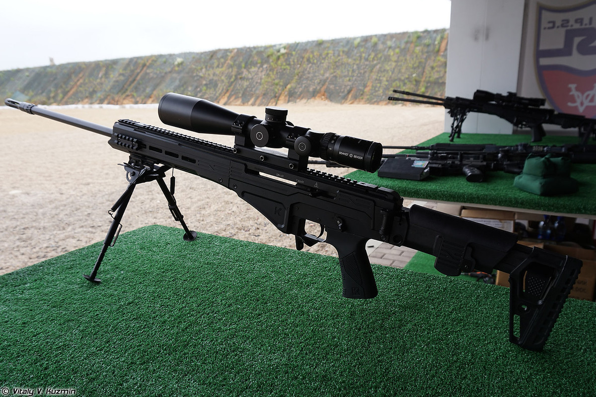 Tiếp tục là một sản phẩm của Kalashnikov Concern - súng trường bắn tỉa thiện xạ SVCh-51 được phát triển nhằm thay thế cho khẩu Dragunov SVD huyền thoại. SVCh có độ chính xác rất cao và tầm bắn hiệu quả lên đến 1000 mét hoặc xa hơn, tùy thuộc vào các phiên bản, tầm bắn của nó cao hơn so với Dragunov SVD là 800 mét. Với loại đạn thích hợp, SVCh có độ chính xác là 1 MOA hoặc cao hơn. Nguồn ảnh: Vitaly-Kuzmin