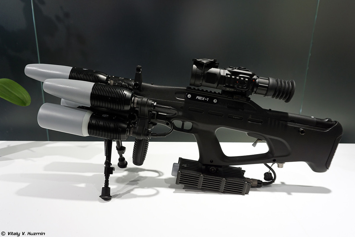 Trong khuôn khổ Diễn đàn Quân sự - Kỹ thuật Army 2019 diễn ra trong tháng 7, công nghiệp quốc phòng Nga lần thứ 4 giới thiệu súng chống máy bay không người lái cỡ nhỏ REX 1. Thực ra, súng là một khí tài điện tử không bắn ra viên đạn mà phát ra sóng âm gây nhiễu tín hiệu dẫn đường UAV khiến chúng mất kiểm soát và rơi xuống đất. Nguồn ảnh: Vitaly-Kuzmin