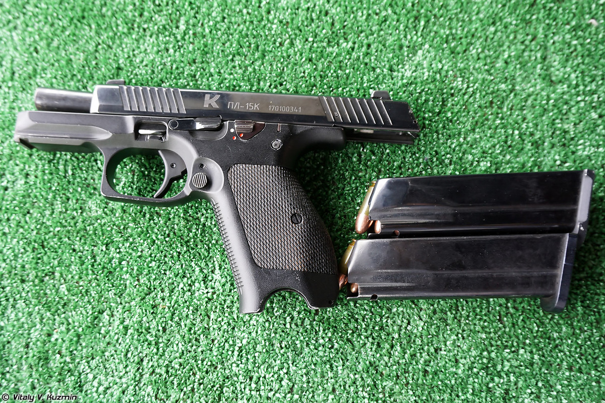 Súng lục PL-15K dùng đạn 9x19mm do Kalashnikov Concern phát triển, so với phiên bản PL-15 khẩu này có trọng lượng nhẹ hơn, ngắn hơn và dùng hộp tiếp đạn 14 so với 16 viên (PL-15). Nguồn ảnh: Vitaly-Kuzmin