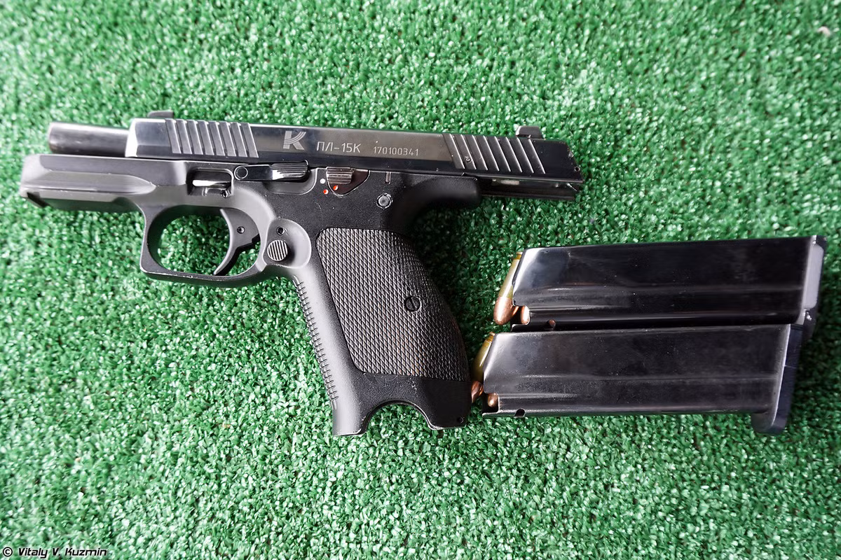 Súng lục PL-15K dùng đạn 9x19mm do Kalashnikov Concern phát triển, so với phiên bản PL-15 khẩu này có trọng lượng nhẹ hơn, ngắn hơn và dùng hộp tiếp đạn 14 so với 16 viên (PL-15). Nguồn ảnh: Vitaly-Kuzmin