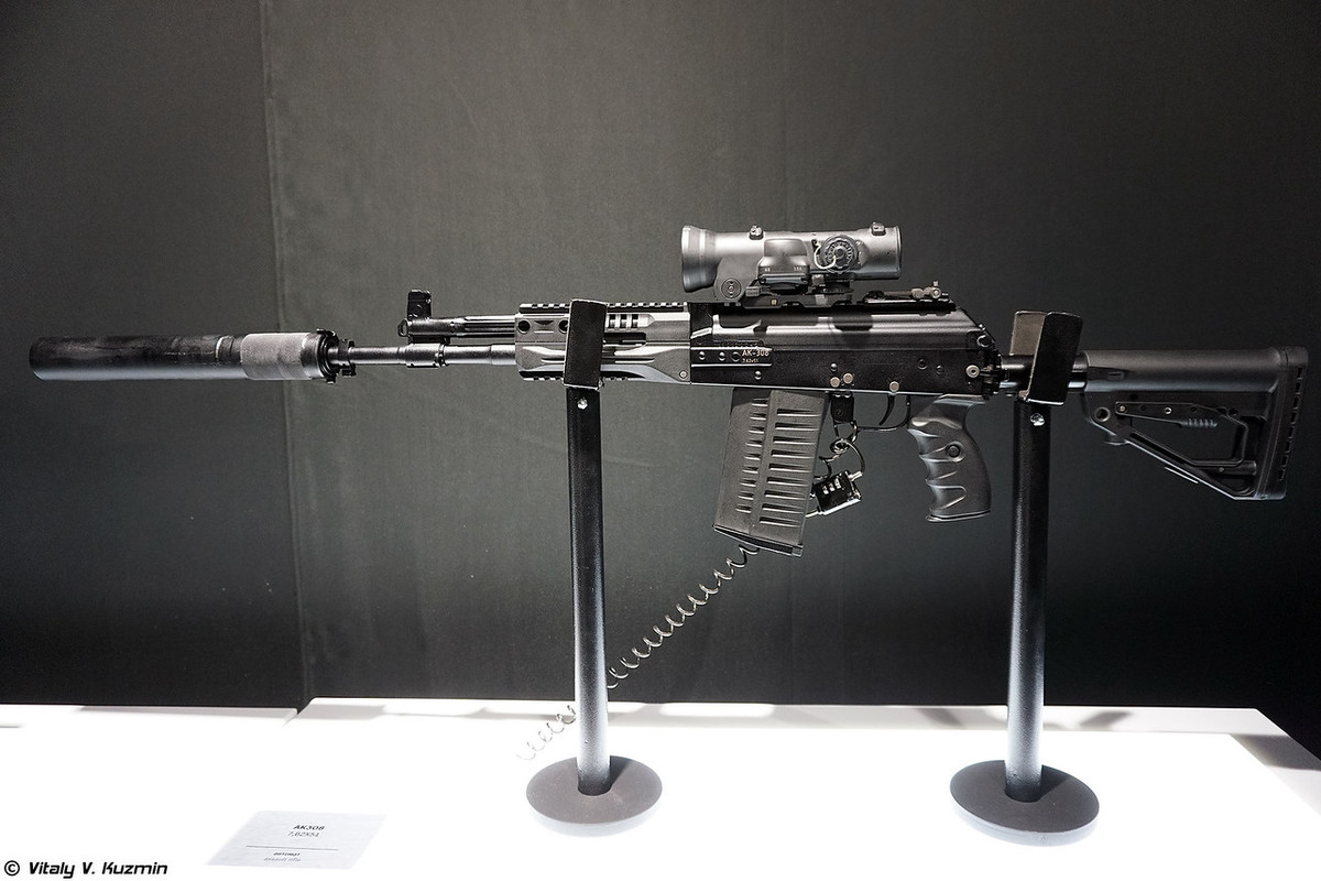 Súng trường tấn công AK-308 lần thứ 2 ra mắt tại Army 2019, nó được Kalashnikov thiết kế dựa trên mẫu AK-103, sử dụng đạn 7,62x51mm và kế thừa một số bộ phận của AK-12. Nguồn ảnh: Vitaly-Kuzmin