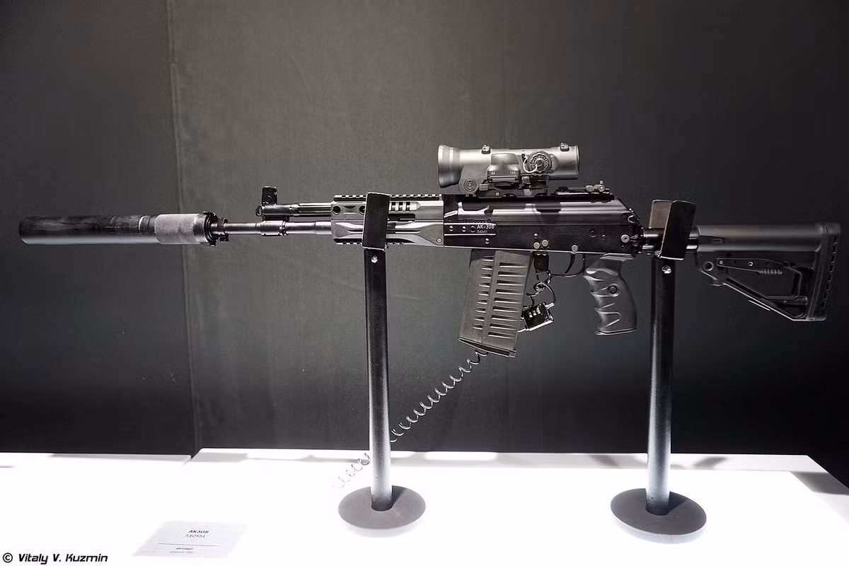 Súng trường tấn công AK-308 lần thứ 2 ra mắt tại Army 2019, nó được Kalashnikov thiết kế dựa trên mẫu AK-103, sử dụng đạn 7,62x51mm và kế thừa một số bộ phận của AK-12. Nguồn ảnh: Vitaly-Kuzmin