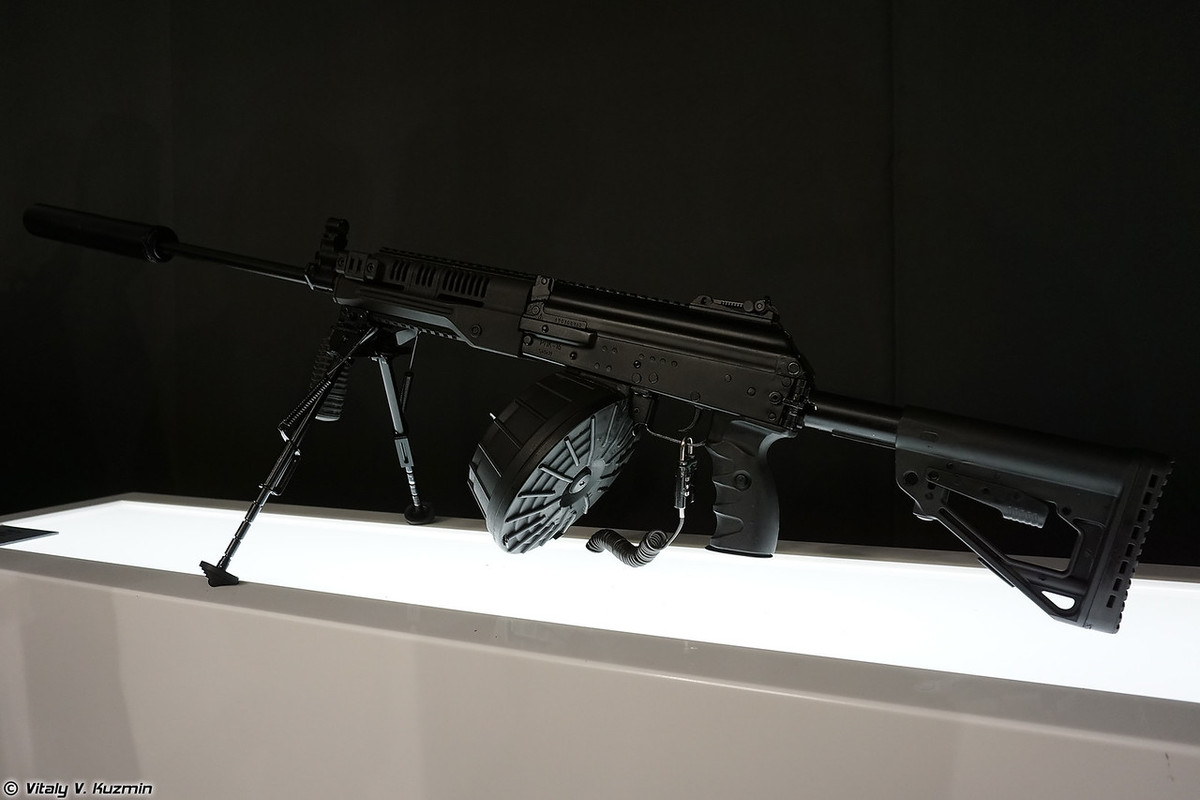 Trung liên RPK-16 cũng do Kalashnikov Concern phát triển thay thế khẩu RPK-74 thời Liên Xô. Nó có cơ chế nạp đạn bằng khí nén truyền thống của dòng Kalashnikov, hệ thống nòng giảm thanh có thể tháo rời, thay ray Picatinny gắn ở trên và dưới thân để có thể lắp được nhiều loại phụ kiện khác nhau. RPK-16 đạt tốc độ bắn 700 viên/phút, tầm bắn hiệu quả 800m, hộp tiếp đạn tang trống 96 viên hoặc dùng chung với hộp tiếp đạn AK-74, RPK-74. Nguồn ảnh: Vitaly-Kuzmin