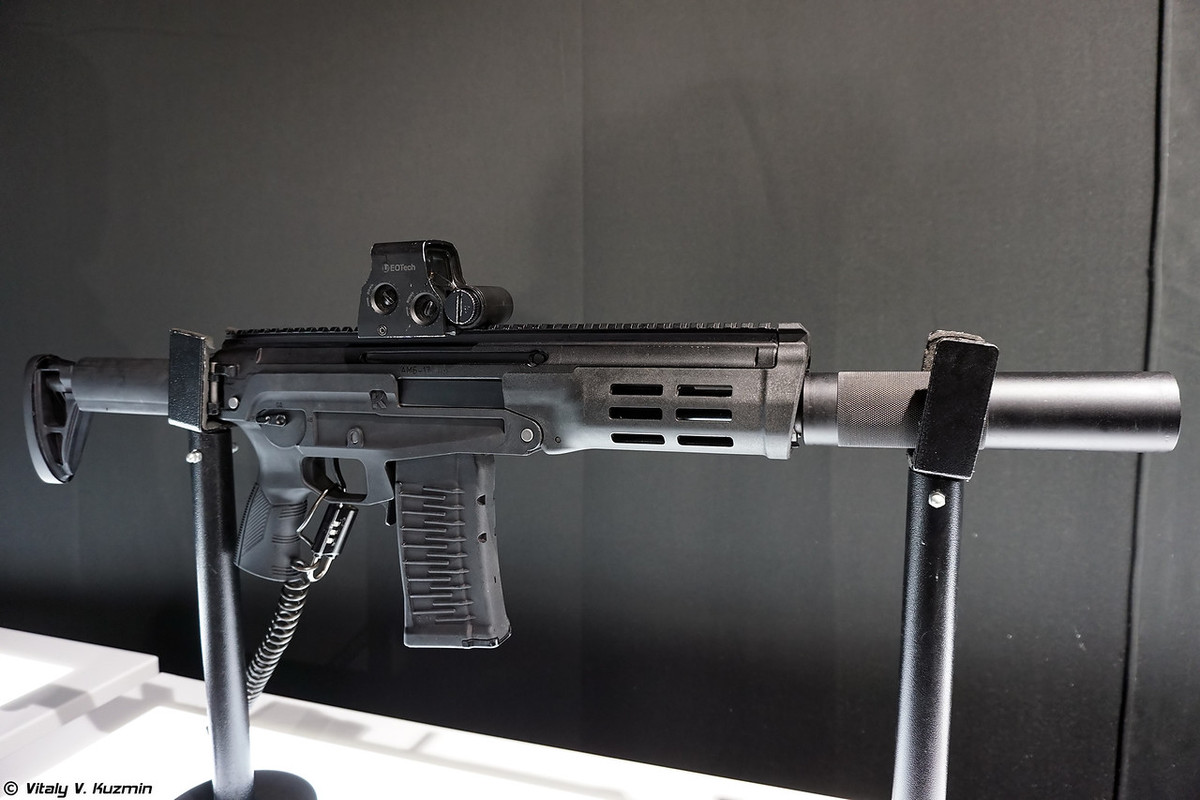 Trong ảnh là khẩu súng trường tấn công AMB-17 có chiều dài tổng 850mm, trọng lượng rỗng không có hộp tiếp đạn 2,9kg, tốc độ bắn 700-850 viên/phút. Súng dùng đạn cỡ 9x39mm giống với các loại súng đặc nhiệm AS Val hay SR-3M Vikhr, hộp tiếp đạn 10-20-30 viên. Nguồn ảnh: Vitaly-Kuzmin