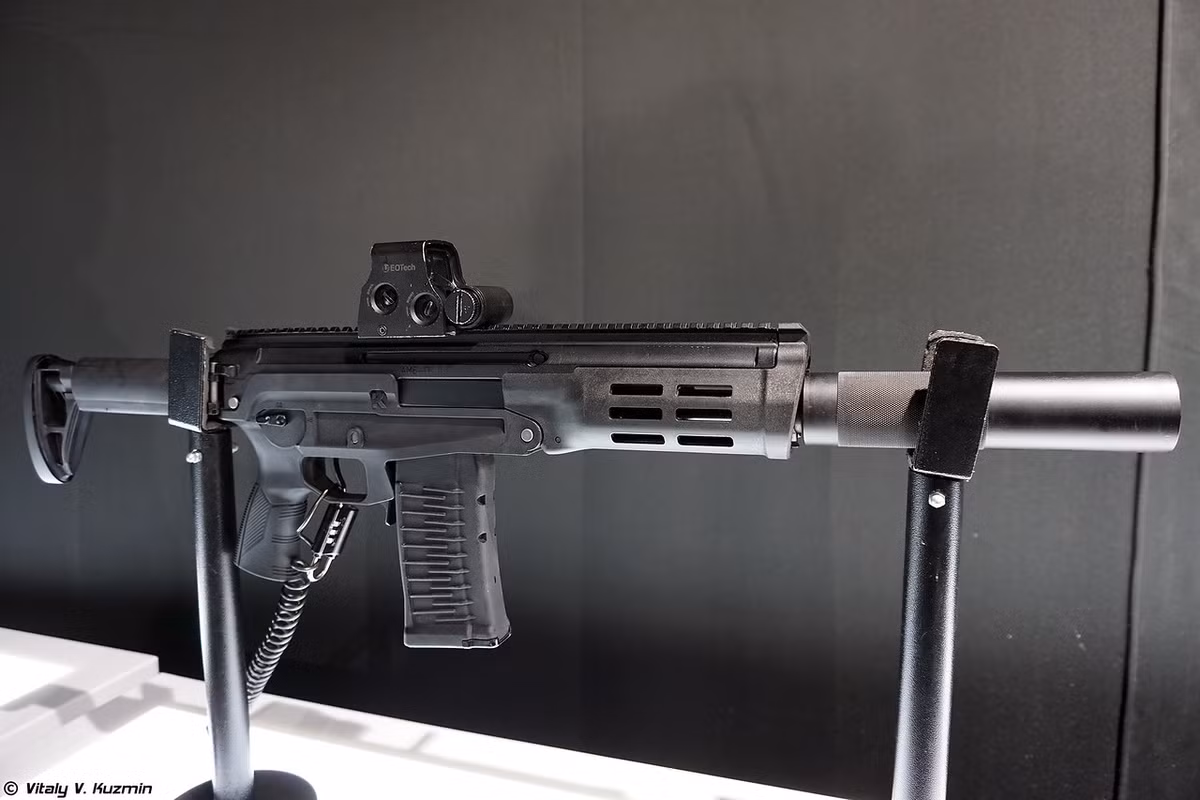 Trong ảnh là khẩu súng trường tấn công AMB-17 có chiều dài tổng 850mm, trọng lượng rỗng không có hộp tiếp đạn 2,9kg, tốc độ bắn 700-850 viên/phút. Súng dùng đạn cỡ 9x39mm giống với các loại súng đặc nhiệm AS Val hay SR-3M Vikhr, hộp tiếp đạn 10-20-30 viên. Nguồn ảnh: Vitaly-Kuzmin