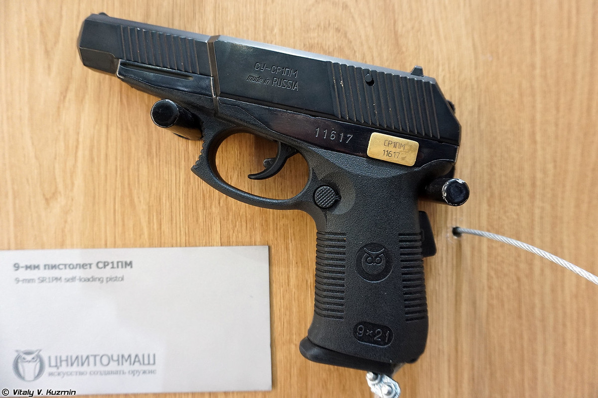 Súng ngắn SR1M được phát triển cho các nhân viên cảnh sát, cảnh vệ làm nhiệm vụ đặc biệt trong cơ quan an ninh FSB hoặc cơ quan bảo vệ VIP FSO. Súng dùng hộp tiếp đạn 18 viên 9x21mm, tầm bắn hiệu quả 200m. Nguồn ảnh: Vitaly-Kuzmin