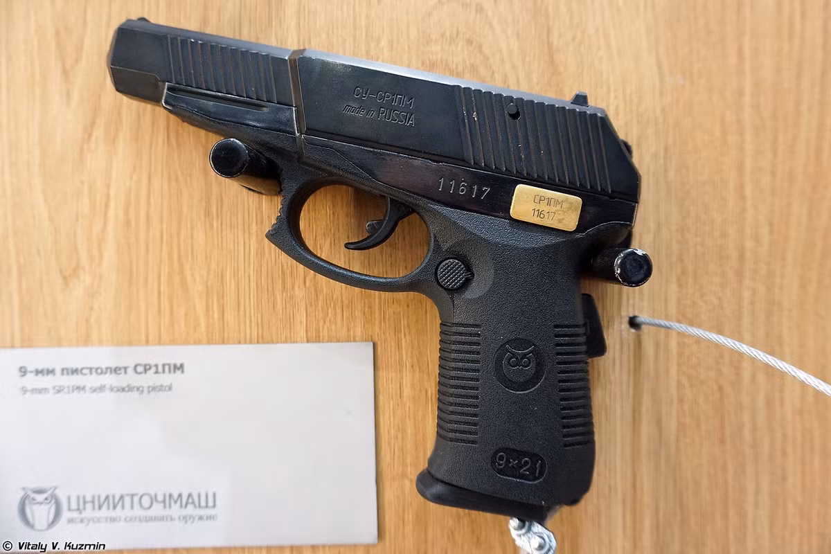 Súng ngắn SR1M được phát triển cho các nhân viên cảnh sát, cảnh vệ làm nhiệm vụ đặc biệt trong cơ quan an ninh FSB hoặc cơ quan bảo vệ VIP FSO. Súng dùng hộp tiếp đạn 18 viên 9x21mm, tầm bắn hiệu quả 200m. Nguồn ảnh: Vitaly-Kuzmin