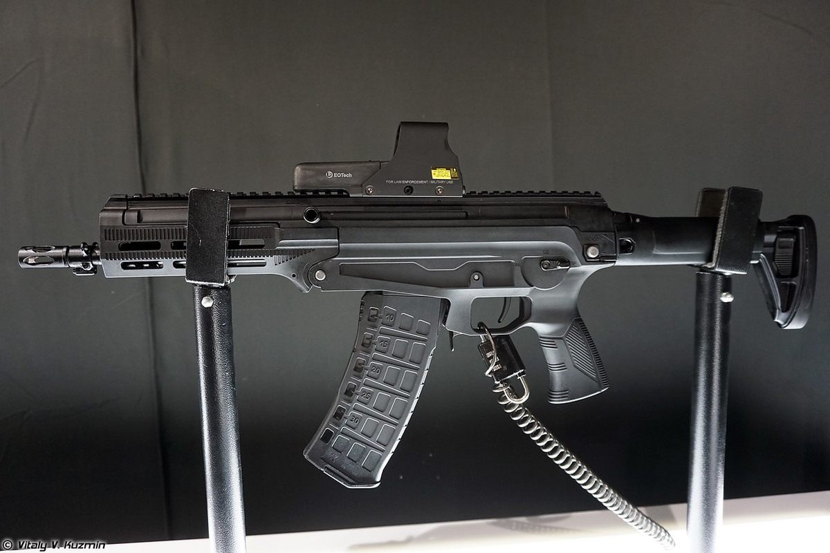 Trong ảnh là khẩu AM-17 với chiều dài tổng 750mm, trọng lượng không có hộp tiếp đạn 2,5kg, hộp tiếp đạn kiểu AK-74 30 viên 5,45x39mm, tốc độ bắn 700-850 phát/phút. Súng có hai chế độ bắn: tự động và bán tự động. Nguồn ảnh: Vitaly-Kuzmin