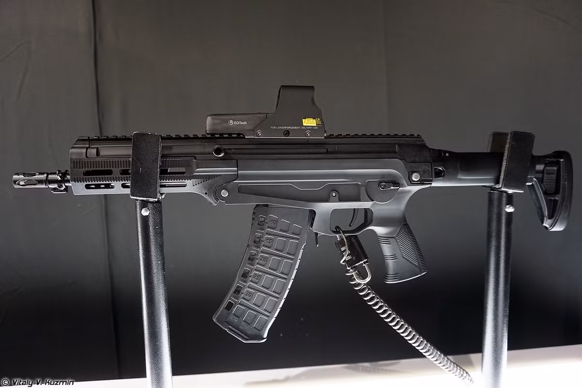 Trong ảnh là khẩu AM-17 với chiều dài tổng 750mm, trọng lượng không có hộp tiếp đạn 2,5kg, hộp tiếp đạn kiểu AK-74 30 viên 5,45x39mm, tốc độ bắn 700-850 phát/phút. Súng có hai chế độ bắn: tự động và bán tự động. Nguồn ảnh: Vitaly-Kuzmin