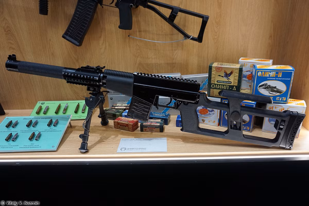 Súng trường bắn tỉa đặc biệt VSSM Vintorez - phiên bản hiện đại hóa khẩu VSS thời Liên Xô. Súng có tầm bắn hiệu quả 300m với đầu ruồi, 400m với kính ngắm PSO-1, hộp tiếp đạn 10-20 viên cỡ 9x39mm, tốc độ bắn 700 phát/phút. Nguồn ảnh: Vitaly-Kuzmin