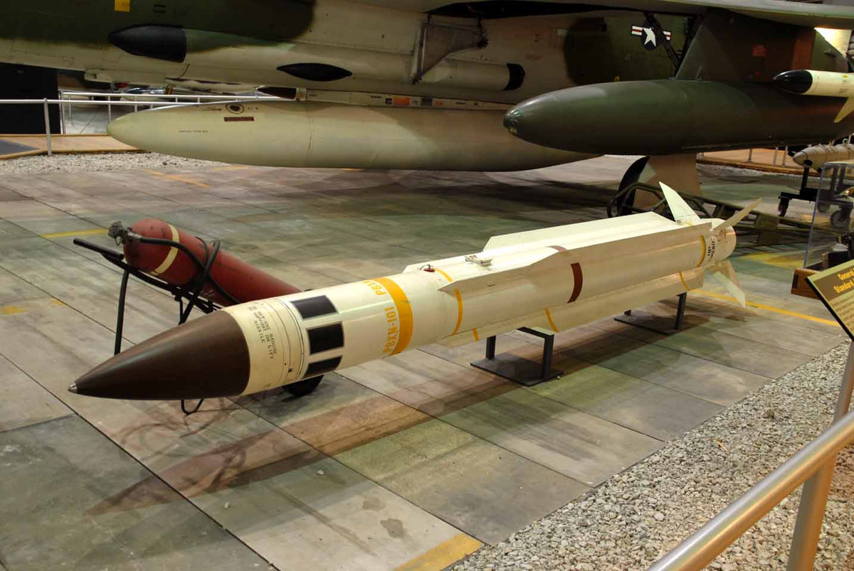 Cuối những năm 1960, Mỹ tiếp tục đưa vào sử dụng loại tên lửa săn "mắt thần" mới AGM-78 Standard. Loại này có tầm bắn xa hơn AGM-45 Shrike (90km), và đặc biệt là việc nó được tích hợp "chíp nhớ" đặc biệt cho phép nó nhớ vị trí đài radar và tấn công chính xác sau khi đã khóa được mục tiêu, kể cả khi đài phát đã tắt máy. Nguồn ảnh: Marvellouswings