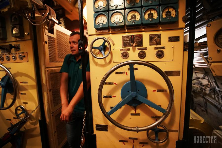 Tàu ngầm trang bị 3 máy diesel 2.000hp, 3 máy phát điện và 1 máy điện phụ, tàu chỉ có một chân vịt 6 lá cho tốc độ hành trình tối đa khi lặn 15 hải lý/h, khi nổi là 16 hải lý/h, tầm hoạt động khi lặn - nổi hỗn hợp có dùng ống thở 20.000km, lặn toàn phần liên tục 700km, lặn sâu 246-296m. Ảnh: Izvestia