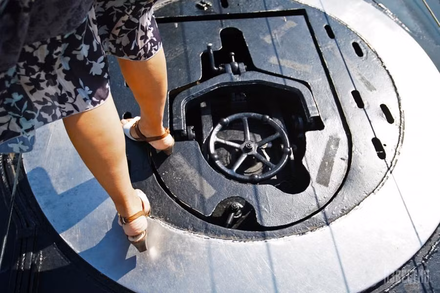 Tàu ngầm B-413 được đóng trong thời đại Liên Xô bước vào thời kỳ nguyên tử của hạm đội tàu ngầm. Con tàu được hạ thủy vào tháng 9/1968, biên chế cùng năm và chính thức ra khỏi hạm đội từ năm 2000. Con tàu sau đó được sửa chữa vào đưa về neo đậu tại bờ kè của "hạm đội lịch sử" thuộc Bảo tàng Đại dương Thế giới. Ảnh: Izvestia